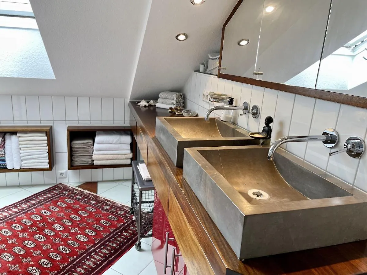 Guest Room In Stuttgart-Nord Homestay